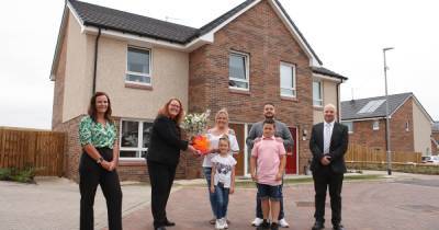 North Lanarkshire Council marks milestone as 800th new tenant moves into new build home - www.dailyrecord.co.uk