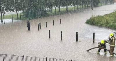 Families trapped by ‘4ft high flood waters’ on Glasgow street amid torrential rain chaos - www.dailyrecord.co.uk