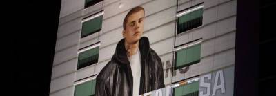 Justin Bieber Photos Go Viral After Billboard Mishap Gives Illusion He's Wearing Kim Kardashian's Skims - www.justjared.com