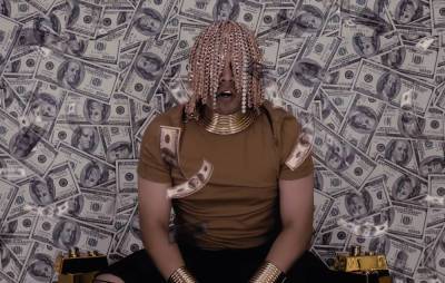 Rapper Dan Sur claims to be first with gold chain hooks implanted into scalp - www.nme.com - New York