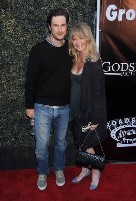 Goldie Hawn Shares How Son Oliver Hudson Almost Died During Childbirth - etcanada.com