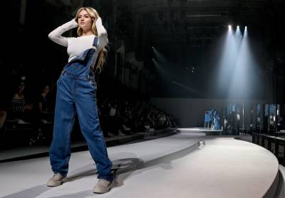 Heidi Klum’s Teen Daughter Leni Dominates The Runway At Berlin Fashion Week - etcanada.com - Berlin