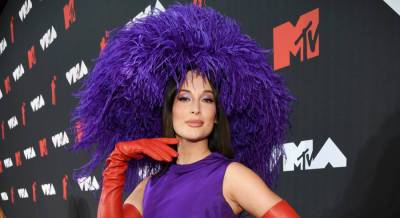 Kacey Musgraves Wears a Purple Headpiece & Matching Dress on MTV VMAs 2021 Red Carpet! - www.justjared.com - New York