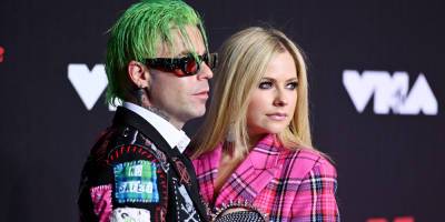 Avril Lavigne Makes Red Carpet Debut With Mod Sun at MTV VMAs 2021 - www.justjared.com - New York