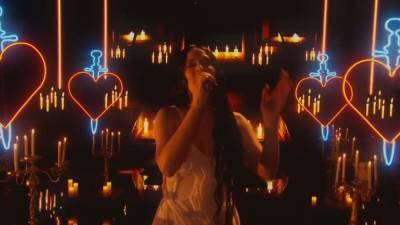 Kacey Musgraves Makes Her MTV VMAs Debut With Fiery 'Star-Crossed' Performance - www.etonline.com - New York