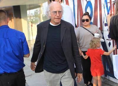 Larry David Plugs His Ears During NYFW Show In Viral Video - etcanada.com - New York