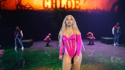 Halle Bailey - Chloe X (X) - Halle - Chloe Bailey - Chlöe Bailey Channels Mentor Beyoncé In Her Solo Debut At 2021 MTV VMAs — Watch! - etcanada.com - New York