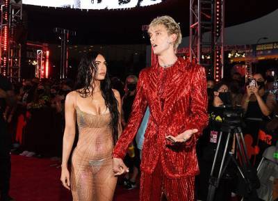 PICS: Stars spice up VMAs red carpet with sultry barely-there dresses - evoke.ie