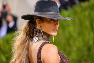 Jennifer Lopez Arrives Without Ben Affleck At Met Gala In Ralph Lauren - etcanada.com - city Venice