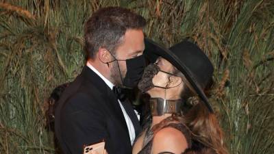 Ben Affleck Joins Jennifer Lopez at Met Gala 2021 as They Pack on PDA While Wearing Their Masks! - www.justjared.com - New York