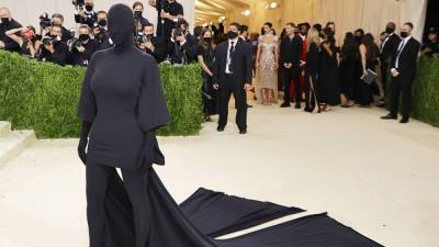 Kim Kardashian walks 2021 Met Gala in head-to-toe black Balenciaga ensemble - www.foxnews.com