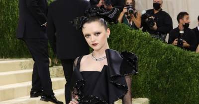 Maisie Williams looks unrecognisable at the Met Gala in gothic inspired ensemble - www.ok.co.uk