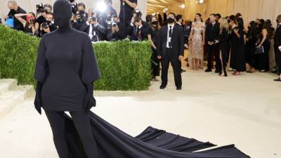 Here's Reportedly Why Kim Kardashian Covered Her Face at the 2021 Met Gala - www.glamour.com