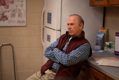 Will Poulter - Peter Sarsgaard - Barry Levinson - Michael Keaton - Danny Strong - ‘Dopesick’ Trailer: Michael Keaton, Peter Sarsgaard, Will Poulter & More Star In Barry Levinson’s Hulu Drama Series - theplaylist.net - USA - county Barry