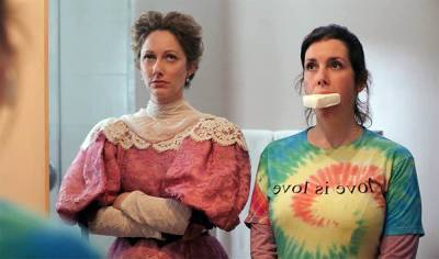 ‘Lady Of The Manor’ With Melanie Lynskey & Judy Greer Is A Wayward Haunted Comedy [Review] - theplaylist.net