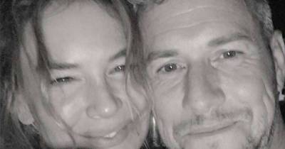 Renée Zellweger cosies up to beau Ant Anstead in sweet new selfie - www.msn.com - USA - Chelsea - county Story
