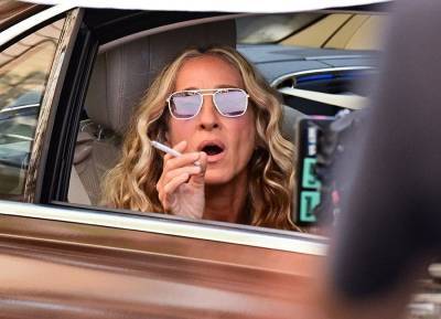 New pics reveal Carrie Bradshaw is still smoking and SATC fans are divided - evoke.ie