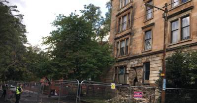 Police race to Glasgow tenement after huge cracks appear amid fears building could collapse - www.dailyrecord.co.uk