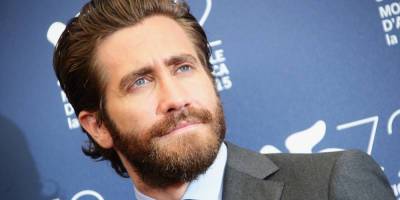 Jake Gyllenhaal Runs Into Man Dressed As One of His Movie Characters in Venice - www.justjared.com - Italy