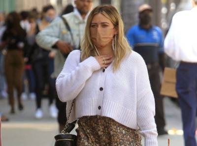 Hilary Duff In Character In First-Look Photos As ‘How I Met Your Father’ Cast Wrap Day One Of Shooting - etcanada.com
