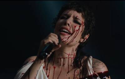 Watch Halsey’s blood-splattered live video for ‘I am not a woman, I’m a god’ - www.nme.com