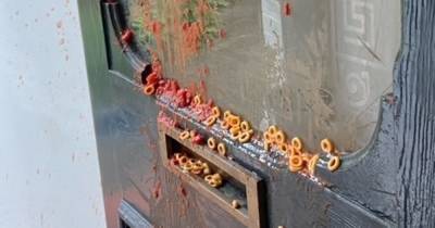 Didsbury mum targeted by viral 'beaning' trend as beans, spaghetti hoops and tomatoes smeared across her house - www.manchestereveningnews.co.uk