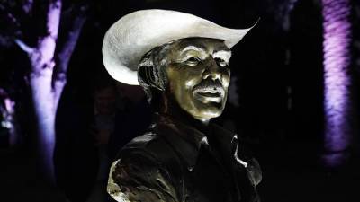 Bronze sculpture of Burt Reynolds unveiled at his gravesite 3 years after his death - www.foxnews.com - Los Angeles - county Anderson - county Reynolds