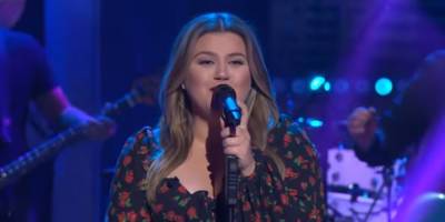 Kelly Clarkson Covers Janet Jackson's 'Escapade' on 'The Kelly Clarkson Show' - Watch! - www.justjared.com
