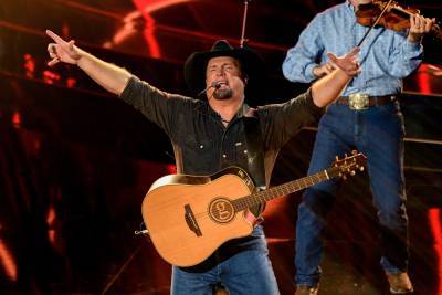 Garth Brooks Explains Why He’s Playing Dive Bars After Cancelling Stadium Tour Dates: ‘They’re Vaccinated!’ - etcanada.com - city Oklahoma City