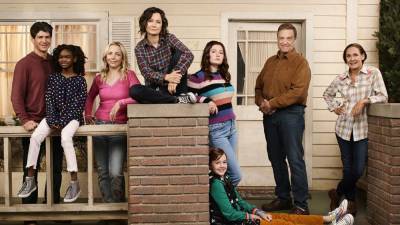 Sara Gilbert - 'The Conners' on Going Live to Kick Off Season 4 (Exclusive) - etonline.com - state New Hampshire
