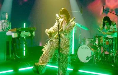 Watch St. Vincent perform the theme to ‘The Nowhere Inn’ on ‘Jimmy Kimmel’ - www.nme.com