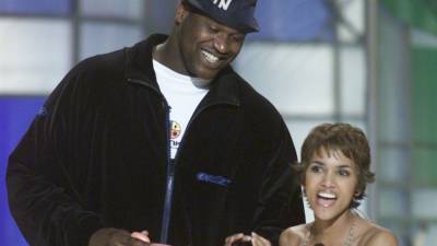 Shaquille O'Neal Recalls When Halle Berry's Beauty Completely Stunned Him at the Free Throw Line - www.etonline.com - Los Angeles