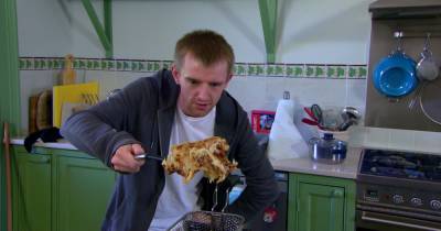 Scots Does It Fry star Dazza on Come Dine With Me but guests are not impressed - www.dailyrecord.co.uk - Scotland