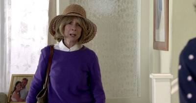 Corrie viewers spot the same problem with Gail as she returns from her travels - www.manchestereveningnews.co.uk