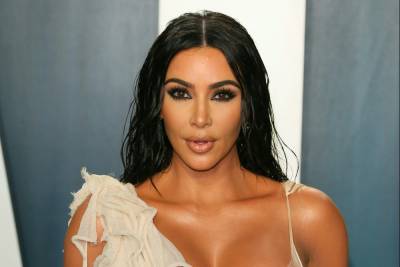 Debra Messing Questions Why Kim Kardashian Is Hosting ‘Saturday Night Live’ - etcanada.com