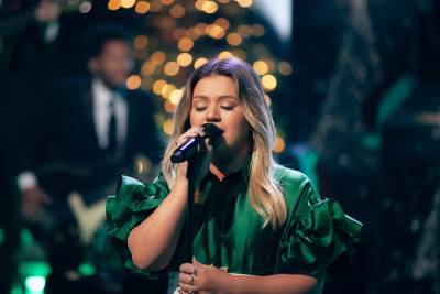 Kelly Clarkson’s 2021 anthem: ‘Christmas Isn’t Cancelled (Just You)’ - nypost.com