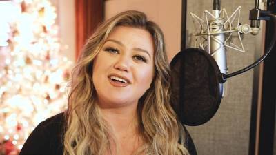 Kelly Clarkson Shares the Inspiration Behind Her New Breakup Christmas Song and Holiday Album (Exclusive) - www.etonline.com