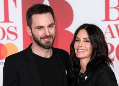Courteney Cox shares cosy bedtime snap with beau Johnny McDaid - evoke.ie - Ireland