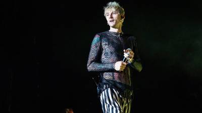 Machine Gun Kelly Ends Up In Brawl With Concert Goer At His Louisville Show — Video - hollywoodlife.com - Kentucky