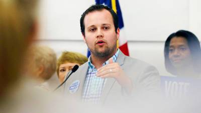 Josh Duggar Holds Hands With Pregnant Wife Anna After Failing To Dismiss Child Porn Case - hollywoodlife.com