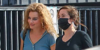 Margot Robbie Wears The Biggest Smile in The World As She Arrives On The 'Babylon' Set - www.justjared.com - Los Angeles