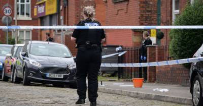 Quiet Stockport street becomes crime scene after man knifed - www.manchestereveningnews.co.uk