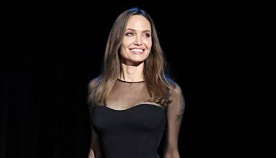 Angelina Jolie - Toni Morrison - Angelina Jolie Shares Rare Personal Photos of Zahara & Shiloh, Reveals Their Summer Reading Picks - justjared.com