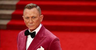 Daniel Craig’s pink jacket at James Bond premiere leaves fans shaken and stirred - www.msn.com