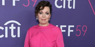 Olivia Colman Arrives Fashionably Late For 'The Lost Daughter' Premiere - www.justjared.com - New York