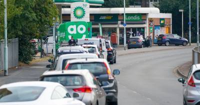 Fuel crisis and HGV driver shortage may continue until Christmas, business secretary says - www.manchestereveningnews.co.uk