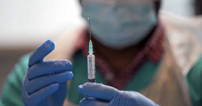 Universities set up pop up vaccination clinics as top doctor urges students to get Covid jab - www.manchestereveningnews.co.uk - Manchester