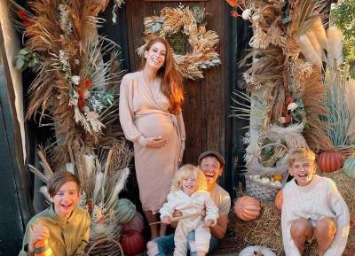 Stacey Solomon’s ‘crazy’ autumn door setup looks straight out of a catalogue - evoke.ie