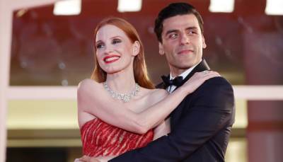 Jessica Chastain & Oscar Isaac Share a Sweet Red Carpet Moment at 'Scenes From a Marriage' Venice Premiere - www.justjared.com - Italy