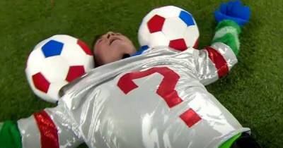 'Embarrassing' Soccer Aid scenes as Stephen Mulhern is unmasked - then thrown off the pitch - www.manchestereveningnews.co.uk